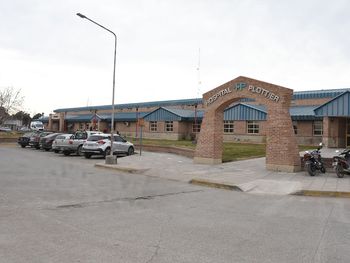 Personal del hospital de Plottier concurrió hasta el domicilio donde se produjo el deceso del bebé.