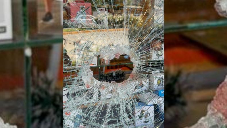La vidriera quedó destruida en el comercio de Villa La Angostura | LM Neuquen La vidriera quedó destruida en el comercio de Villa La Angostura