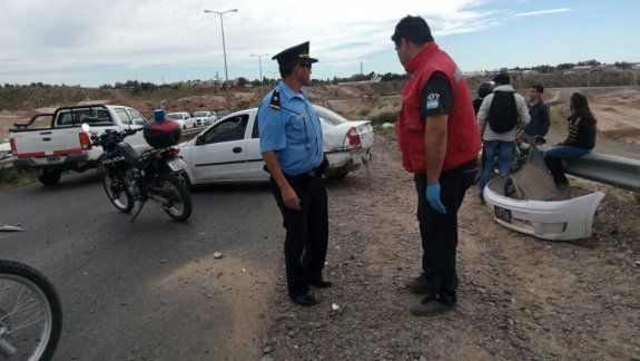 Una camioneta hizo un sobrepaso y tiró a un auto contra el guardarrail: no hubo heridos