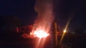 jugando con pirotecnia, nenes causaron un incendio de pastizales y pusieron en riesgo viviendas del barrio jugando con pirotecnia, nenes causaron un incendio de pastizales y pusieron en riesgo viviendas del barrio