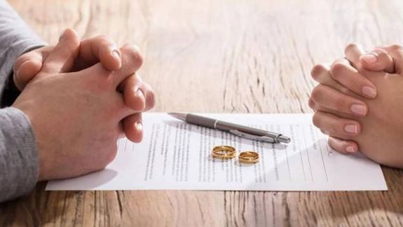 Un hombre tiene que pagarle una compensación económica a su exesposa por haberse postergado en el matrimonio