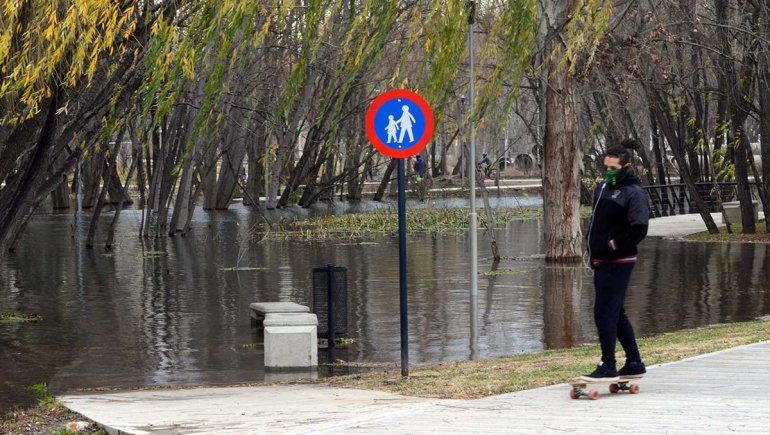 El río Limay comenzó a ganar terreno con su caudal máximo