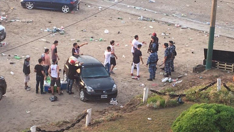 Las peleas fueron en la playa y en el centro. La Policía tiró balas de goma.