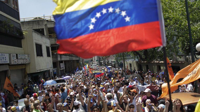 La medida del Consejo Nacional Electoral hizo estallar a los opositores.