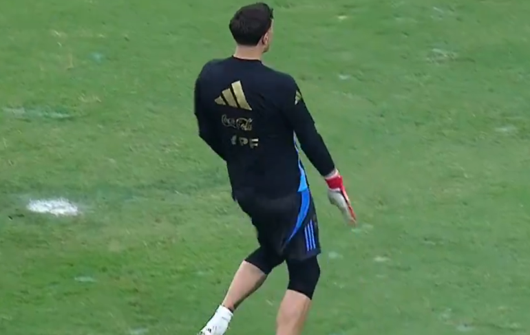 Dibu Martínez bailó frente a los fanáticos de la Selección Argentina que asistieron al Ducó.