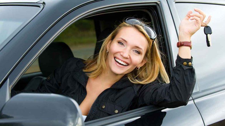 Confirmado: manejan mejor las mujeres que los hombres