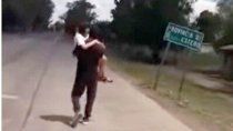 padre camino 5 kilometros con su hija con cancer en brazos padre camino 5 kilometros con su hija con cancer en brazos