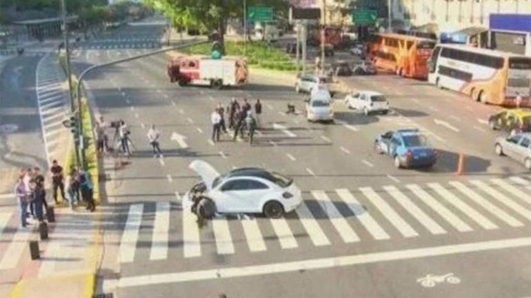 Circulaba en contra mano frente al Obelisco y chocó a otro auto