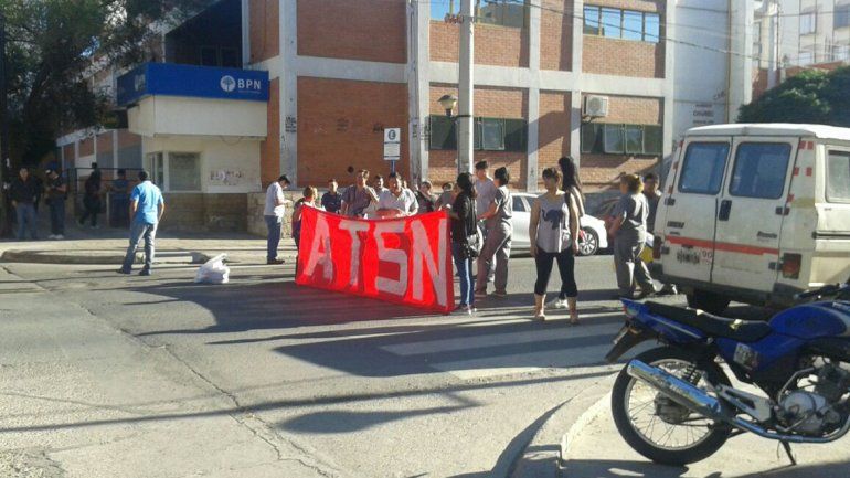 Personal de maestranza del Castro Rendón protesta sobre Alderete