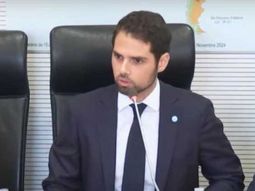 El diplomático se indignó al ver el mapa que mostraba a las Islas Malvinas como parte del Reino Unido. El diplomático se indignó al ver el mapa que mostraba a las Islas Malvinas como parte del Reino Unido.