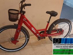 La bicicleta de Neuquén recuperada por la policía cipoleña. Andaba en ella un menor de edad. La bicicleta de Neuquén recuperada por la policía cipoleña. Andaba en ella un menor de edad.