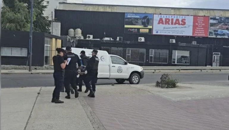 El cuerpo fue hallado en el agua, detrás de la avenida Duclós de Comodoro Rivadavia: esperan resultados de la autopsia para comprobar si se ahogó o hubo otros factores. El cuerpo fue hallado en el agua, detrás de la avenida Duclós de Comodoro Rivadavia: esperan resultados de la autopsia para comprobar si se ahogó o hubo otros factores.