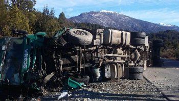 volco un camion cerca de bariloche y el conductor se salvo de milagro