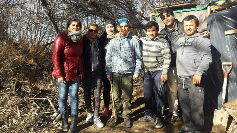 Los grupos solidarios recolectan ropa y comida para quienes sufren frío.