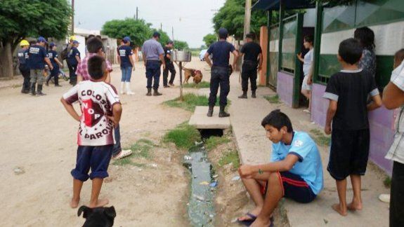 La Policía, ayer en Ceres, durante el operativo de búsqueda de Maximiliano.