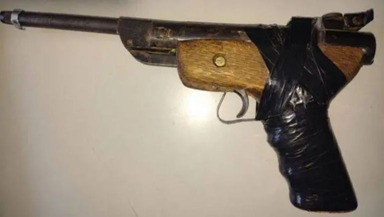Durante el operativo en la vivienda vinculada al ladrón, la Policía secuestró un arma de aire comprimido de fabricación casera. (Foto: Subcomisaría Ansilta) Durante el operativo en la vivienda vinculada al ladrón, la Policía secuestró un arma de aire comprimido de fabricación casera. (Foto: Subcomisaría Ansilta)