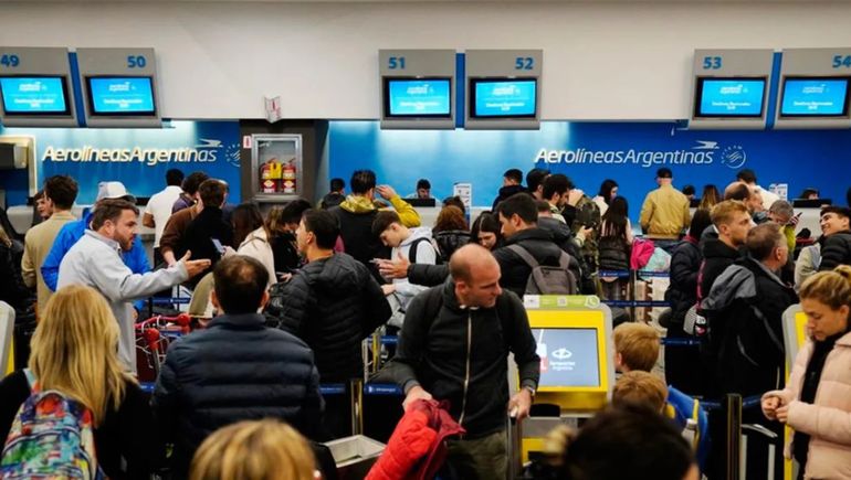 El paro de pilotos de Aerolíneas Argentinas afecta a 150 vuelos y 15 mil pasajeros. El paro de pilotos de Aerolíneas Argentinas afecta a 150 vuelos y 15 mil pasajeros.