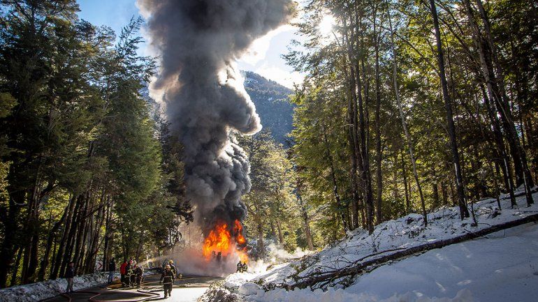 Choque e incendio en Siete Lagos: tres personas siguen graves