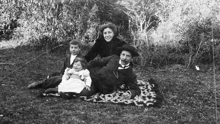 Adolfo Bullrich (h) y familia en Palermo. Año 1903. Adolfo Bullrich (h) y familia en Palermo. Año 1903.