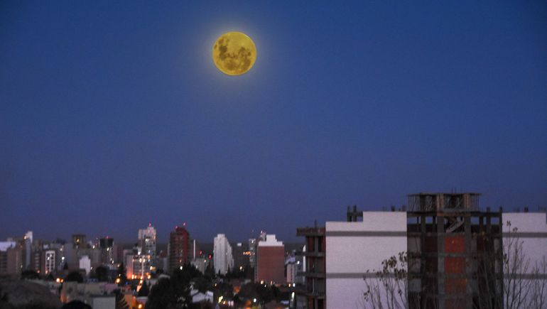 Así se ve la luna neuquina horas antes del eclipse