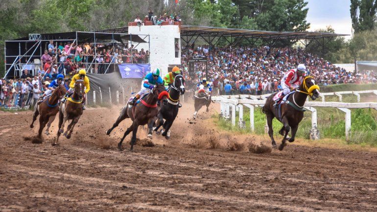 Una imagen de la edición 2016 en la que triunfó Storm Rosado. Hoy todos sueñan con imitarlo en la carrera estelar del turf patagónico. ¿Quién la gana?