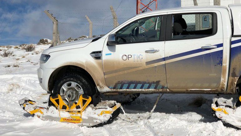 El&nbsp;moderno sistema de orugas permite a las camionetas circular por terrenos de difícil acceso.