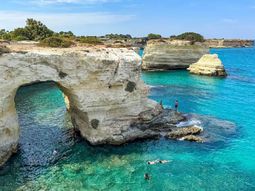 El incónico arco de piedra caliza se derrumbó como consecuencia de las tormentas que azotan el sur de Italia. El incónico arco de piedra caliza se derrumbó como consecuencia de las tormentas que azotan el sur de Italia.