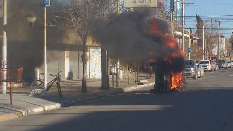 A un vecino de Plottier le prendieron fuego el auto por un rumor en las redes