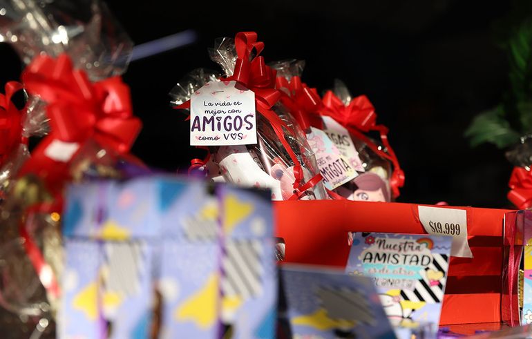 Día del amigo: las opciones económicas para regalar en Neuquén