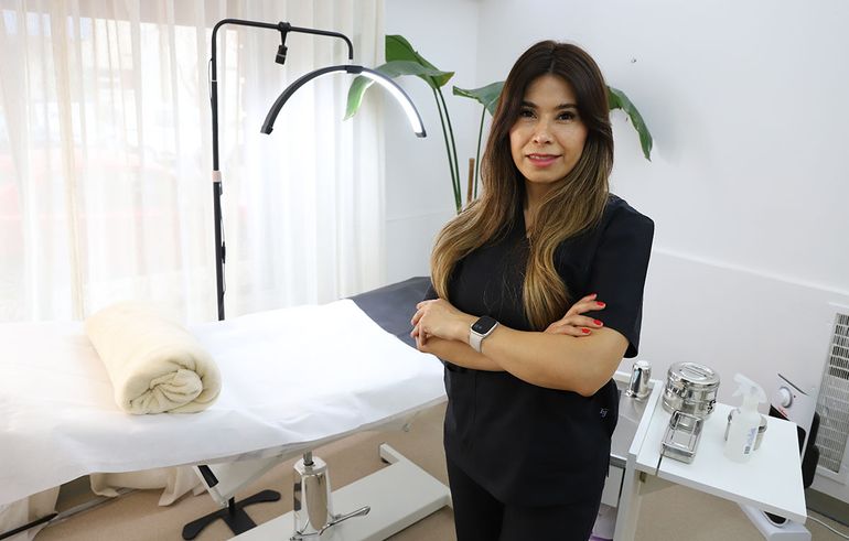 De Cutral Co a Neuquén, la cosmetóloga que dibuja cejas y sonrisas