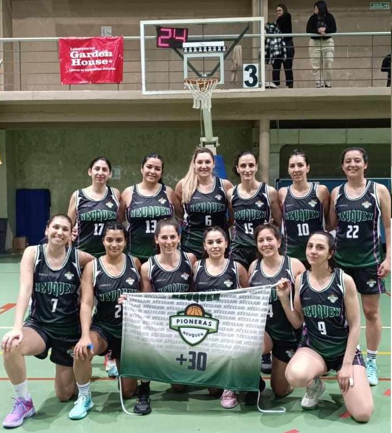 El plantel +30 de Pioneras. 