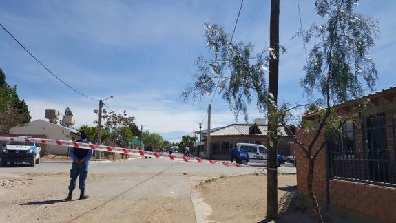 La Policía intervino para neutralizar los desmanes que un grupo generó tras el crimen.