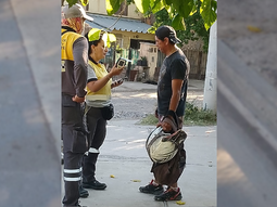 Un control de tránsito sorpresa detectó a un conductor con una cantidad de alcohol en sangre que rompió el alcoholímetro. Un control de tránsito sorpresa detectó a un conductor con una cantidad de alcohol en sangre que rompió el alcoholímetro.