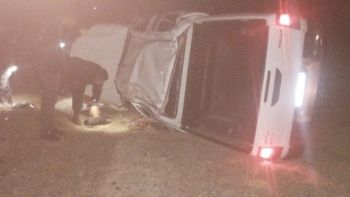 La policía de Trelew se encontró de madrugada con la Toyota Hilux de lado y la conductora afuera del vehículo, en shock. La policía de Trelew se encontró de madrugada con la Toyota Hilux de lado y la conductora afuera del vehículo, en shock.