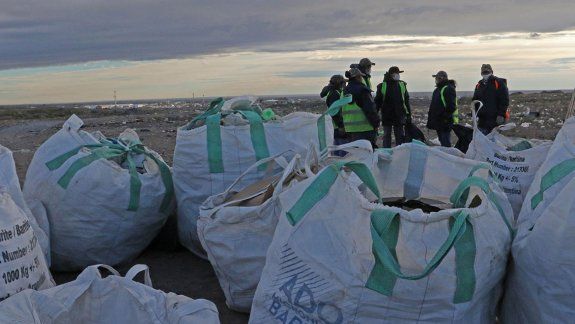 Juntan materiales reciclables y dejan la barda impecable