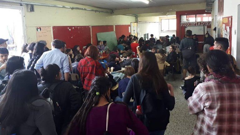 Estudiantes tomaron la Facultad de Humanidades de la UNCo