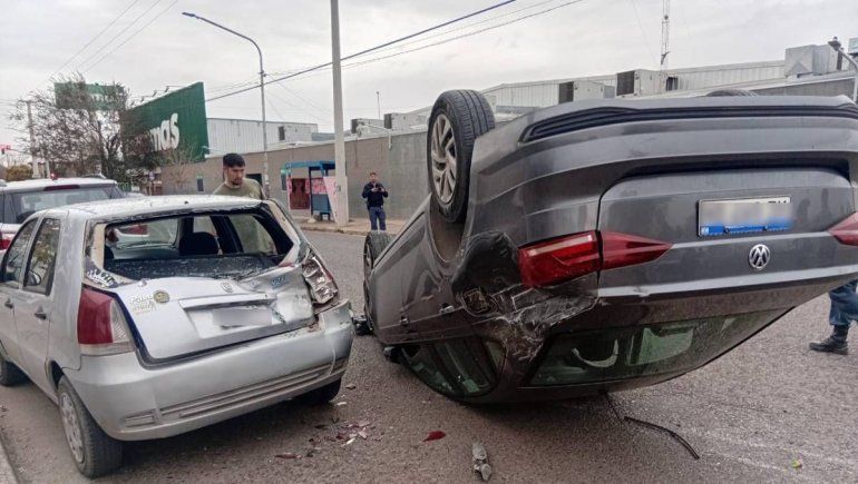 En imágenes, el impresionante choque y vuelco de un auto que voló en calle Belgrano