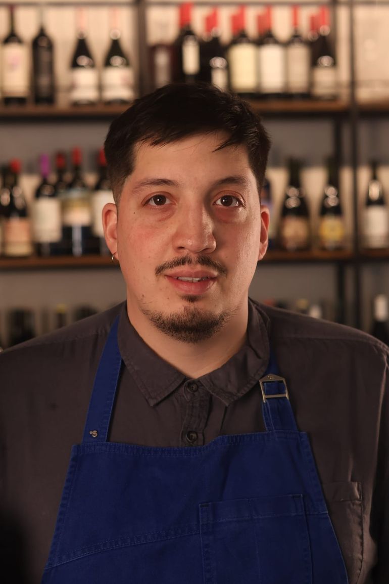 Gonzalo Vega, uno de los pilares de Sureña. Formado en La Toscana de Neuquén y en diversos restaurantes de Latinoamérica. Gonzalo Vega, uno de los pilares de Sureña. Formado en La Toscana de Neuquén y en diversos restaurantes de Latinoamérica.