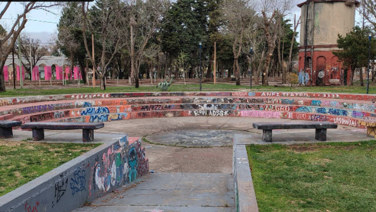 La víctima quedó tendida en el interior del Anfiteatro con una grave herida de arma blanca en el abdomen. La víctima quedó tendida en el interior del Anfiteatro con una grave herida de arma blanca en el abdomen.