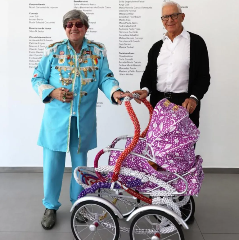 Eduardo Constantini junto a Benito Laren en el Malba, recibiendo el regalo para su hija, Khalo. Eduardo Constantini junto a Benito Laren en el Malba, recibiendo el regalo para su hija, Khalo.