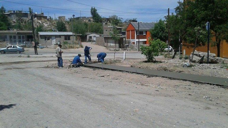 Los obreros están construyendo ahora 150 metros de veredas.
