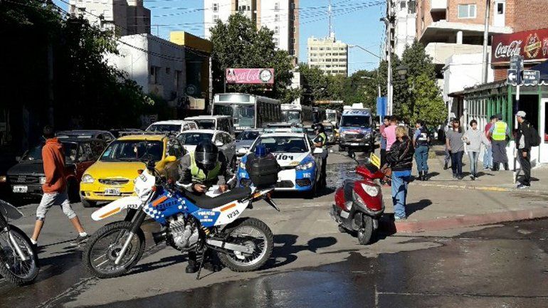 Taxista chocó a una moto, se negó al test de alcoholemia y quiso agredir a una policía