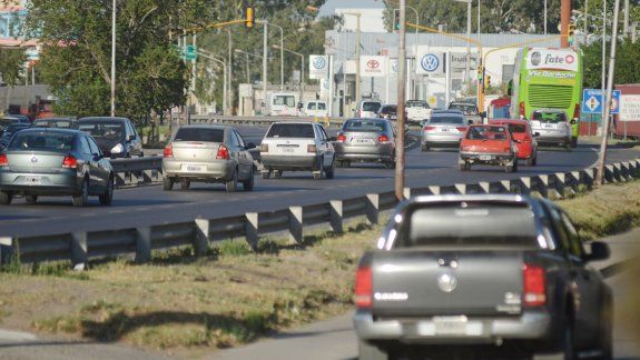 Por la multitrocha pasan por día más de 50 mil vehículos, la mitad de ellos camiones. En horas pico, transitar por Ruta 22 es un verdadero caos, con demoras en la zona de los puentes carreteros.&nbsp;