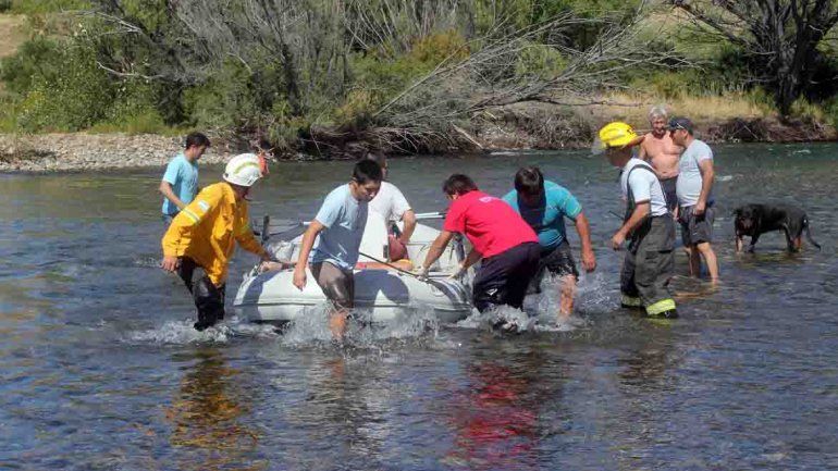 Rescataron a dos mujeres y a dos nenas que cayeron al río Chimehuín