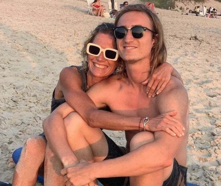 Maru Botana junto a Agustín, su hijo mayor, que vive en Francia. Maru Botana junto a Agustín, su hijo mayor, que vive en Francia.