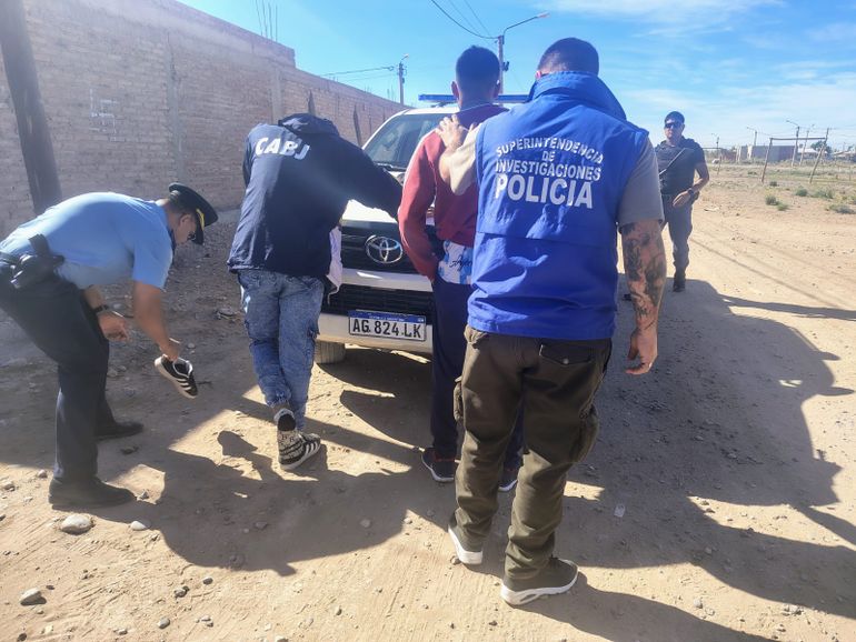 Acusaron a tres personas por el brutal crimen del joven de Centenario: le dieron varias puñaladas en la calle