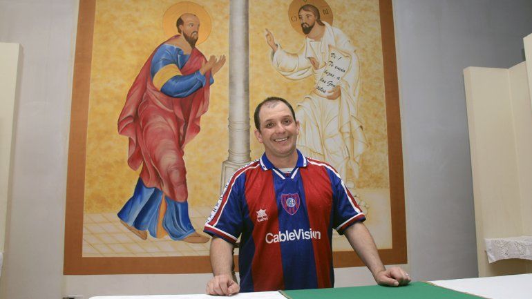 Esos colores. El padre con la camiseta del Ciclón en la capilla (arriba) y con la sotana con el escudo cuervo (abajo).