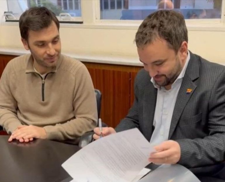 El gobernador Ignacio "Nacho" Torres (izquierda) anunció este viernes el llamado a licitación, que se hará el 12 de diciembre. El gobernador Ignacio "Nacho" Torres (izquierda) anunció este viernes el llamado a licitación, que se hará el 12 de diciembre. 