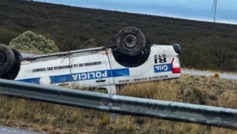 Llevaban un preso a declarar y se dieron vuelta con la camioneta en la Ruta 3.