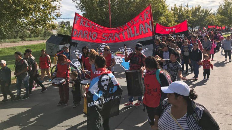 Organizaciones sociales cortan los puentes carreteros por una paritaria social